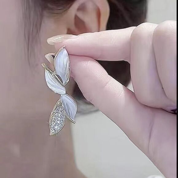 💖Beautiful Acrylic Ivory Swirl & Gold Sparkling Drop Post back Earrings💖 - Picture 7 of 8